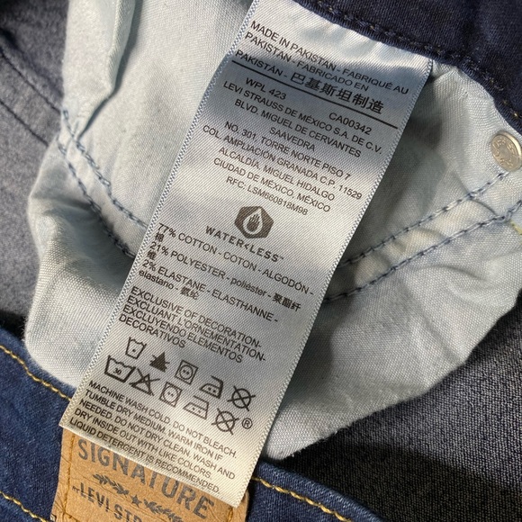 Signature Levi Strauss Mid Rise Skinny Plus Jeans - Picture 7 of 9
